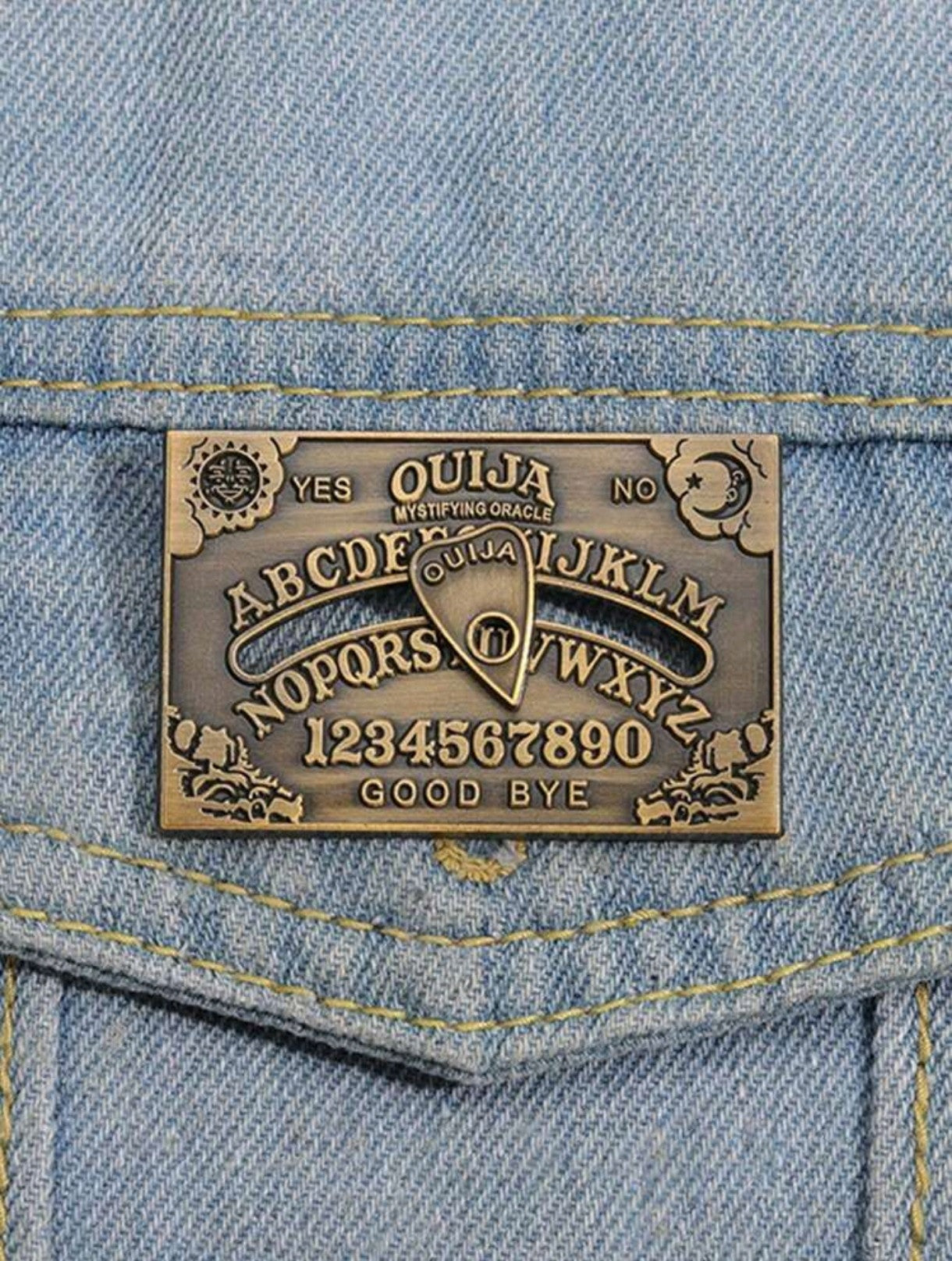 Pin estilo Ouija con diseño de sol y luna