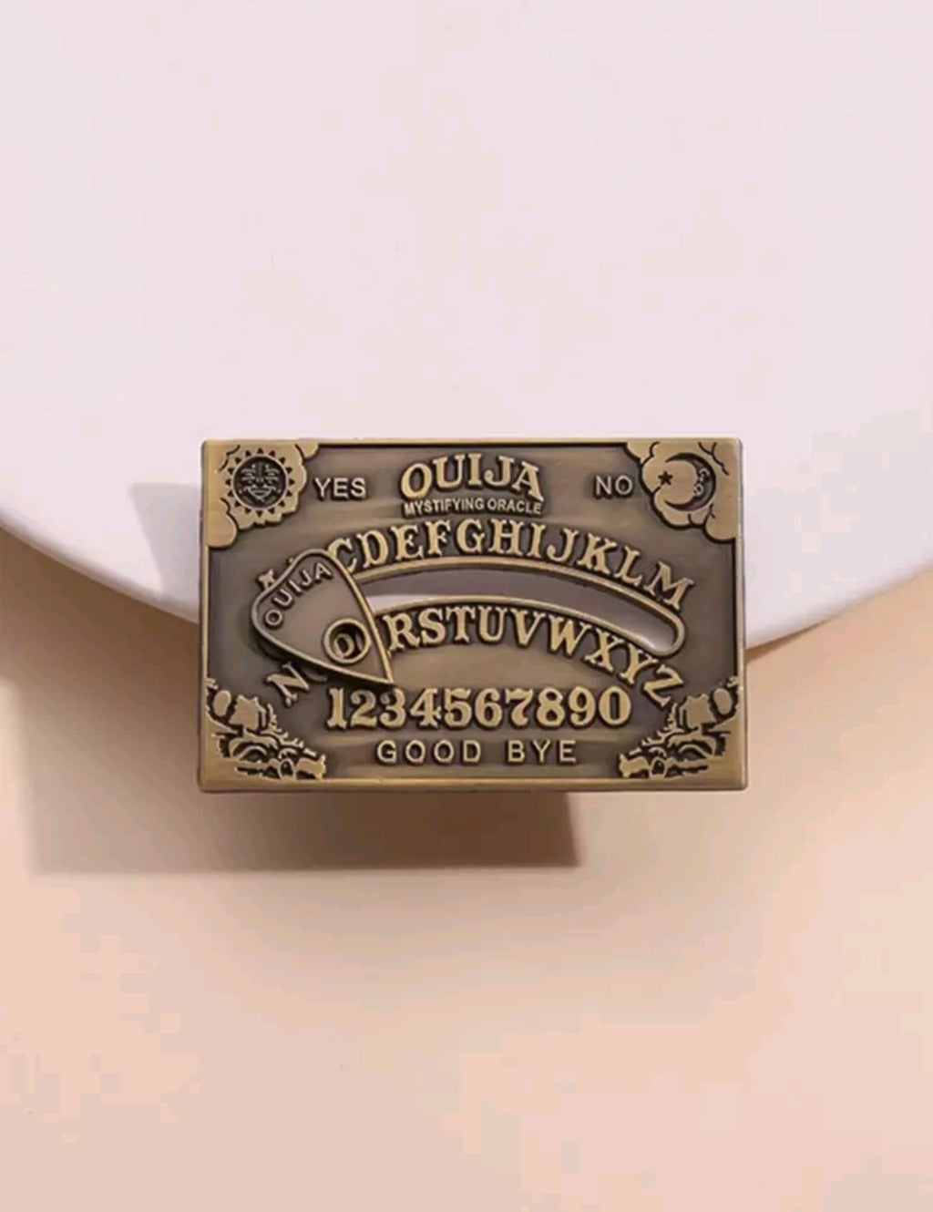 Pin estilo Ouija con diseño de sol y luna